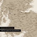Detail einer England- & Großbritannien-Karte als Pinn-Leinand in Farbe Desert Sand mit Kartenausschnitt von Schottland