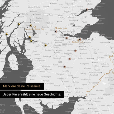 Detail einer England- & Großbritannien-Karte als Pinn-Leinand in Farbe Dunkelgrau mit Kartenausschnitt von Schottland