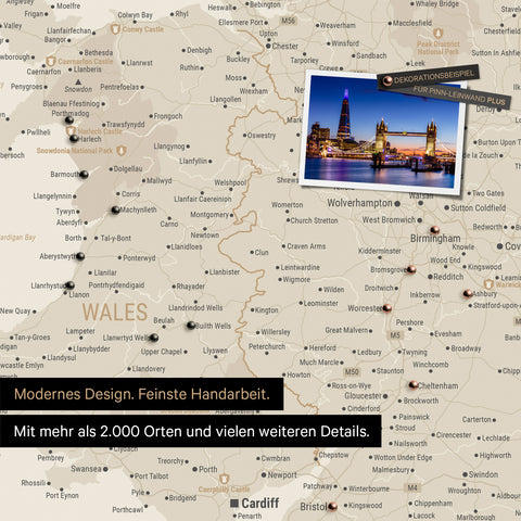 Ausschnitt einer Landkarte von Wales und England in Farbe Gold mit Pins zur Markierung von besuchten Reisezielen