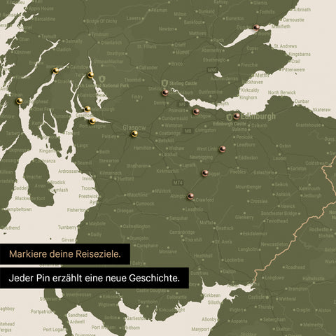 Detail einer England- & Großbritannien-Karte als Pinn-Leinand in Farbe Olive Green mit Kartenausschnitt von Schottland