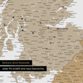 Detail einer England- & Großbritannien-Karte als Pinn-Leinand in Farbe Multicolor Beige mit Kartenausschnitt von Schottland