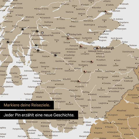 Detail einer England- & Großbritannien-Karte als Pinn-Leinand in Farbe Multicolor Beige mit Kartenausschnitt von Schottland