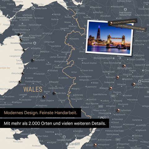 Ausschnitt einer Landkarte von Wales und England in Farbe Navy Light mit Pins zur Markierung von besuchten Reisezielen