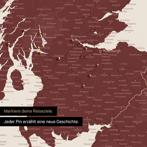 Detail einer England- & Großbritannien-Karte als Pinn-Leinand in Farbe Bordeaux Rot mit Kartenausschnitt von Schottland