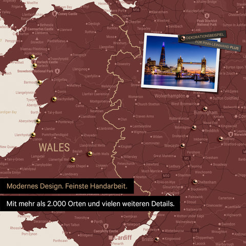 Ausschnitt einer Landkarte von Wales und England in Farbe Bordeaux Rot mit Pins zur Markierung von besuchten Reisezielen