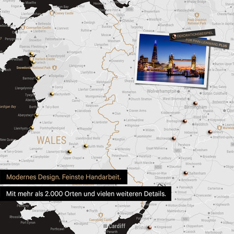 Ausschnitt einer Landkarte von Wales und England in Farbe Schwarz-Weiss mit Pins zur Markierung von besuchten Reisezielen