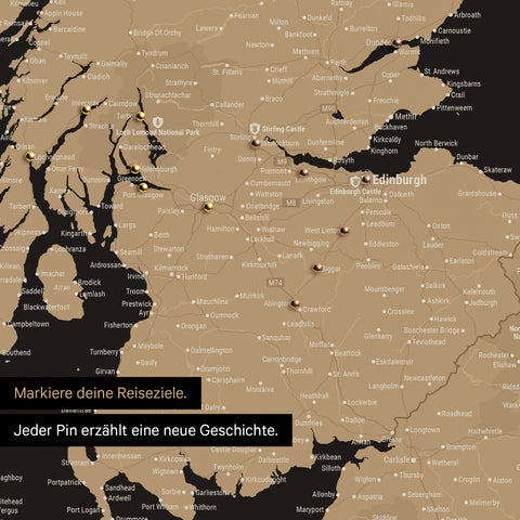 Detail einer England- & Großbritannien-Karte als Pinn-Leinand in Farbe Sonar Black (Schwarz-Gold) mit Kartenausschnitt von Schottland