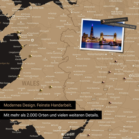 Ausschnitt einer Landkarte von Wales und England in Farbe Sonar Black (Schwarz-Gold) mit Pins zur Markierung von besuchten Reisezielen