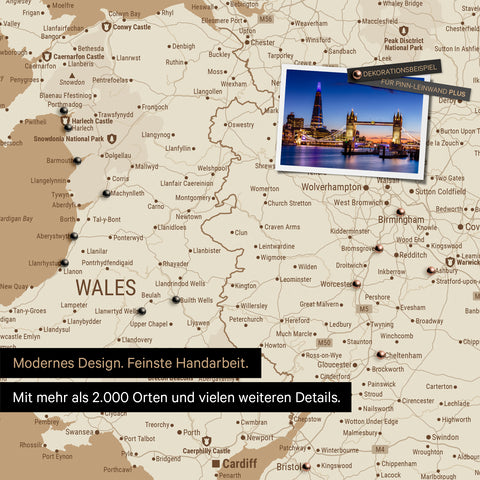 Ausschnitt einer Landkarte von Wales und England in Farbe Treasure Gold mit Pins zur Markierung von besuchten Reisezielen
