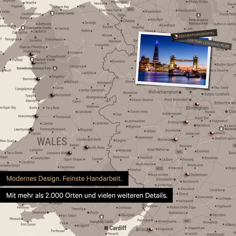 Ausschnitt einer Landkarte von Wales und England in Farbe Warmgray mit Pins zur Markierung von besuchten Reisezielen