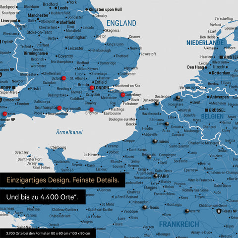 Europa Landkarte in Blau als Leinwand zum Pinnen zeigt einen Ausschnitt von England, Frankreich und Belgien mit vielen Details wie Nationalparks, Flüssen und zahlreichen kleinen Orten und Städten, die teilweise mit Pins markiert sind