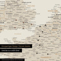 Europa Landkarte in Gold als Leinwand zum Pinnen zeigt einen Ausschnitt von England, Frankreich und Belgien mit vielen Details wie Nationalparks, Flüssen und zahlreichen kleinen Orten und Städten, die teilweise mit Pins markiert sind