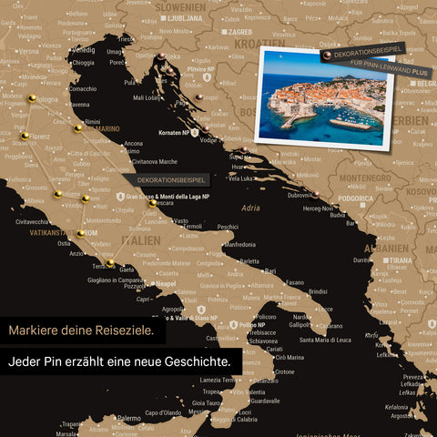 Moderne Europa Landkarte in der Farbe Treasure Gold als Pinn-Leinwand zeigt einen Ausschnitt von Italien, Kroatien und Griechenland, in der bereits besuchte Reiseziele durch Pins markiert sind 