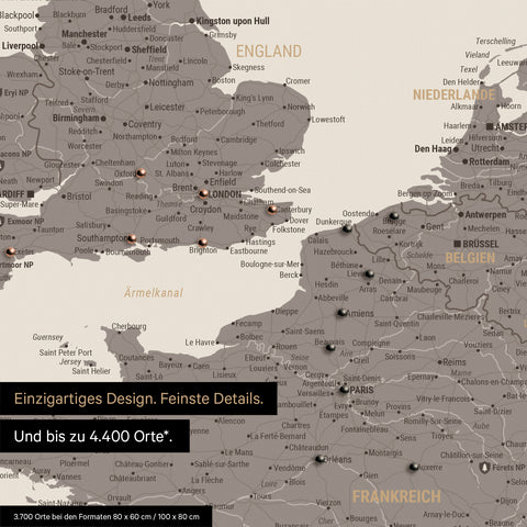 Europa Landkarte in Warmgray (Braun-Grau) als Leinwand zum Pinnen zeigt einen Ausschnitt von England, Frankreich und Belgien mit vielen Details wie Nationalparks, Flüssen und zahlreichen kleinen Orten und Städten, die teilweise mit Pins markiert sind