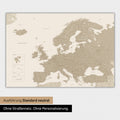 Neutrale und schlichte Ausführung einer magnetischen Europakarte in Desert Sand (Beige)