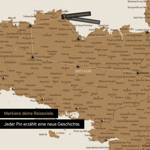 Moderne Frankreich Landkarte in der Farbe Bronze als Pinn-Leinwand zeigt einen Ausschnitt der Bretagne, in der bereits besuchte Reiseziele durch Pins markiert sind 