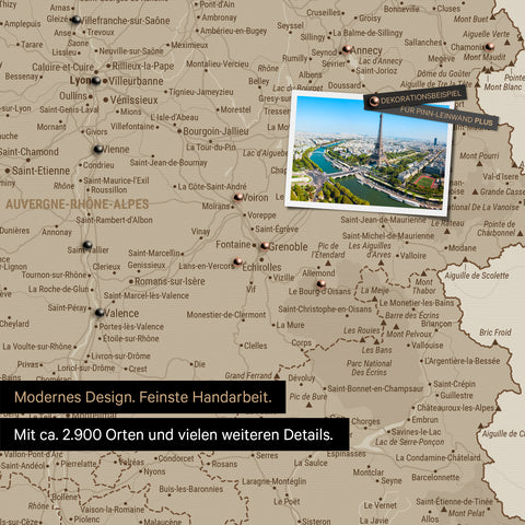 Frankreich Landkarte in Desert Sand als Leinwand zum Pinnen zeigt einen Ausschnitt von Auvergne-Rhone-Alpen mit vielen Details wie Nationalparks, Flüssen und zahlreichen kleinen Orten und Städten, die teilweise mit Pins markiert sind