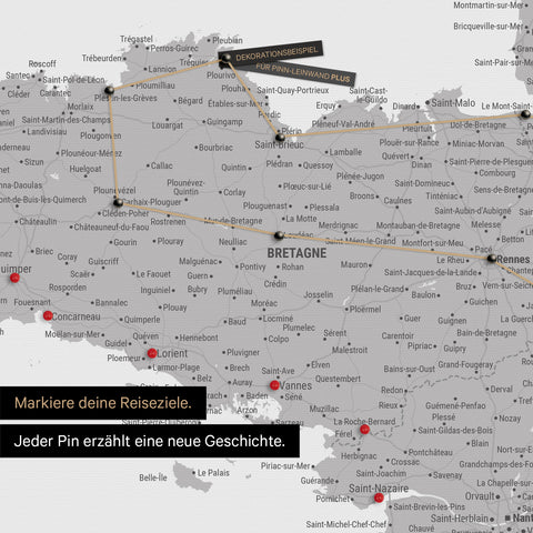 Moderne Frankreich Landkarte in der Farbe Hellgrau als Pinn-Leinwand zeigt einen Ausschnitt der Bretagne, in der bereits besuchte Reiseziele durch Pins markiert sind 