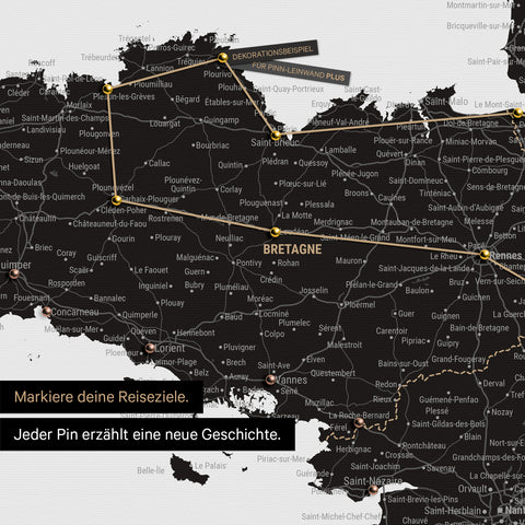 Moderne Frankreich Landkarte in der Farbe Light Black als Pinn-Leinwand zeigt einen Ausschnitt der Bretagne, in der bereits besuchte Reiseziele durch Pins markiert sind 