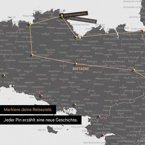 Moderne Frankreich Landkarte in der Farbe Light Gray als Pinn-Leinwand zeigt einen Ausschnitt der Bretagne, in der bereits besuchte Reiseziele durch Pins markiert sind 