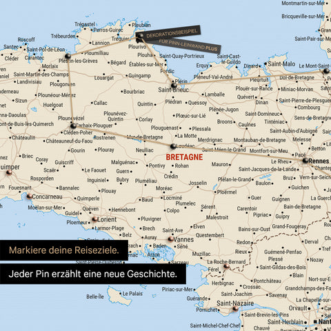 Moderne Frankreich Landkarte in der Farbe Multicolor Classic als Pinn-Leinwand zeigt einen Ausschnitt der Bretagne, in der bereits besuchte Reiseziele durch Pins markiert sind 