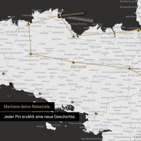 Moderne Frankreich Landkarte in der Farbe Schwarz-Weiß als Pinn-Leinwand zeigt einen Ausschnitt der Bretagne, in der bereits besuchte Reiseziele durch Pins markiert sind 