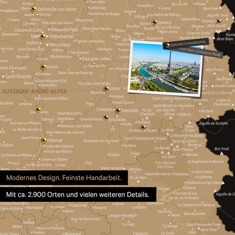 Frankreich Landkarte in Sonar Black als Leinwand zum Pinnen zeigt einen Ausschnitt von Auvergne-Rhone-Alpen mit vielen Details wie Nationalparks, Flüssen und zahlreichen kleinen Orten und Städten, die teilweise mit Pins markiert sind