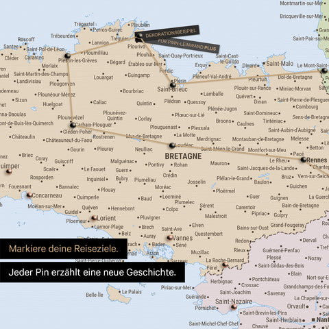 Politische Frankreich Landkarte als Pinn-Leinwand zeigt einen Ausschnitt der Bretagne, in der bereits besuchte Reiseziele durch Pins markiert sind