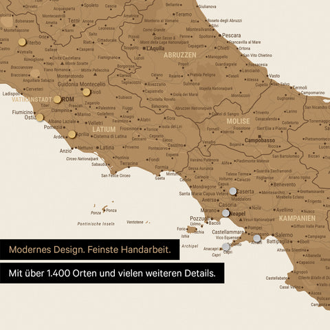 Ausschnitt einer magnetischen Italien-Karte, auf der Magnete Reiseziele markieren