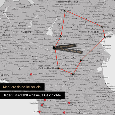 Moderne Italien Landkarte in der Farbe Hellgrau als Pinn-Leinwand zeigt einen Ausschnitt der Lombarbei, Südtirol und Venetien, in der bereits besuchte Reiseziele durch Pins markiert sind 