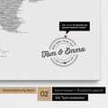Italien-Karte Pinn-Leinwand in Hellgrau mit Personalisierung als rundes Logo, das eine Legende für bereits besuchte Reiseziele im Rundtext beinhaltet