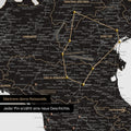 Moderne Italien Landkarte in der Farbe Light Black als Pinn-Leinwand zeigt einen Ausschnitt der Lombarbei, Südtirol und Venetien, in der bereits besuchte Reiseziele durch Pins markiert sind 