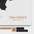 Italien-Karte zum Pinnen in Light Black mit Personalisierung im Vintage-Stil
