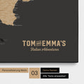 Italien-Karte zum Pinnen in Sonar Black (Schwarz-Gold) mit Personalisierung im Vintage-Stil