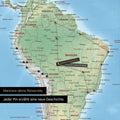 Detail einer physischen Weltkarte in der Equal-Earth-Projektion als Pinn-Leinwand, die eine abgesteckte Reiseroute in Südamerika durch die Länder Brasilien, Peru und Ecuador zeigt