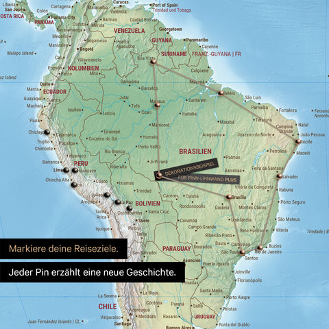 Detail einer physischen Weltkarte in der Equal-Earth-Projektion als Pinn-Leinwand, die eine abgesteckte Reiseroute in Südamerika durch die Länder Brasilien, Peru und Ecuador zeigt