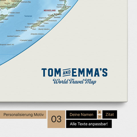 Personalisierung einer physischen Weltkarte in der Equal-Earth-Projektion Pinnwand mit einem Logo im Vintage-Look, bei dem die Namen und die Unterzeile „World Travel Map“ geändert werden kann