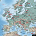 Ein detaillierter Ausschnitt einer physischen Weltkarte-Pinnwand zeigt einen Ausschnitt von Europa mit allen Ländern und Hauptstädten.