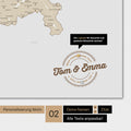 Personalisierte Magnet-Schweiz-Karte in Multicolor Beige mit eingedruckten Namen und einer Legende zur Markierung von besuchten Orten