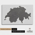 Neutrale und schlichte Standard-Ausführung einer Schweiz-Karte als Pinn-Leinwand in Treasure Dunkelgrau