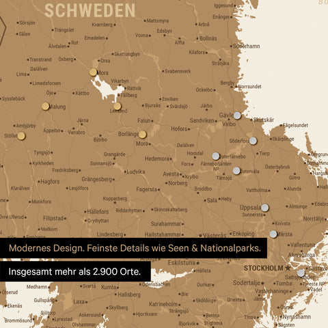 Ausschnitt einer magnetischen Skandinavien-Karte, auf der Magnete viele Reiseziele in Schweden markieren