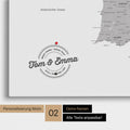 Spanien- & Portugal-Karte Pinn-Leinwand in Hellgrau mit Personalisierung als rundes Logo, das eine Legende für bereits besuchte Reiseziele im Rundtext beinhaltet