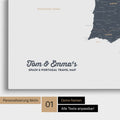 Landkarte von Spanien- & Portugal als Pinnwand Leinwand in Denim Blue mit Personalisierung und Namen in einer modernen Schreibschrift