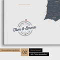Spanien- & Portugal-Karte Pinn-Leinwand in Denim Blue mit Personalisierung als rundes Logo, das eine Legende für bereits besuchte Reiseziele im Rundtext beinhaltet