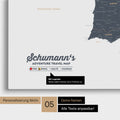 Spanien- & Portugal-Karte als Leinwand in Denim Blue mit Personalisierung als Logo mit Familiennamen und Legende für Orte, die man bereits besucht hat und noch besuchen möchte