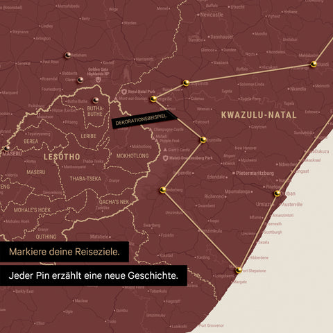 Südafrika-Karte in Farbe Bordeaux-Rot mit Pins und Garn, die Reiseziele und die Reiseroute in Lesotho und Kwazulu-Natal absteckt.