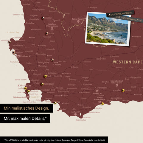 Detail einer Südafrika Landkarte als Pinn-Leinwand im minimalstischen Design und Farbe Bordeaux-Rot, die mit Pins markierte Reiseziele in der Region rund um Kapstadt zeigt. Auf der Pinn-Leinwand können auch Fotos befestigt werden.