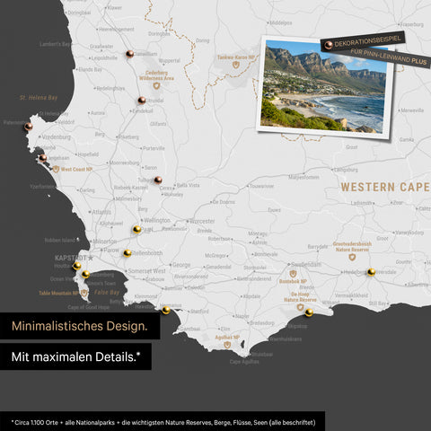 Detail einer Südafrika Landkarte als Pinn-Leinwand im minimalstischen Design und Farbe Dunkelgrau, die mit Pins markierte Reiseziele in der Region rund um Kapstadt zeigt. Auf der Pinn-Leinwand können auch Fotos befestigt werden.
