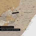 Südafrika-Karte in Farbe Multicolor Beige mit Pins und Garn, die Reiseziele und die Reiseroute in Lesotho und Kwazulu-Natal absteckt.