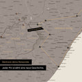 Südafrika-Karte in Farbe Warmgray (Braun-Grau) mit Pins und Garn, die Reiseziele und die Reiseroute in Lesotho und Kwazulu-Natal absteckt.